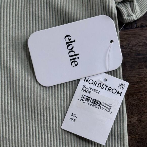 New ELODIE Sage Green Short Sleeve Notch V-Neck Ribbed Stretch Knit Top Sz M / L - Picture 4 of 8